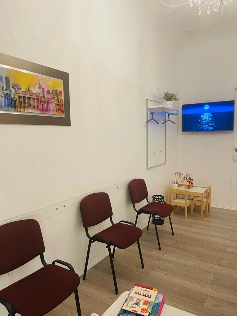 Wartezimmer der Zahnarztpraxis Dento Smile Berlin